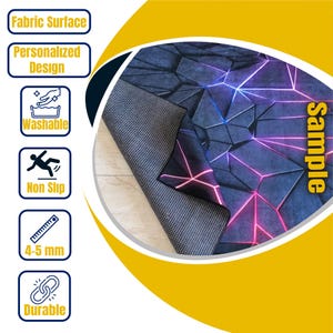 Puede incluir: Una alfombra con dise&ntilde;o geom&eacute;trico en azul oscuro y morado, acentuada con l&iacute;neas rosas y azules. La alfombra tiene un reverso antideslizante y es lavable y duradera. El grosor de la alfombra es de 4-5 mm.