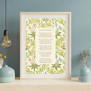 Op de afbeelding: Een ingelijst print met een groen en wit bloemenpatroon en een gedicht met de titel "Onze Dame van de Keuken". Het gedicht gaat over het belang van huishouden en het werk dat erbij komt kijken.