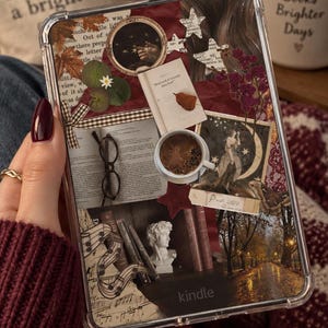 Puede incluir: Una funda transparente para lector electrónico Kindle con un diseño de collage de academia oscura que incluye imágenes de una taza de café, anteojos, un busto clásico, partituras, hojas de otoño, una escena lunar y páginas de libro con el texto "What kind of monster does that?"