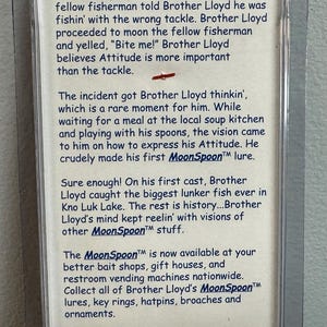 Puede incluir: Una tarjeta blanca con texto azul que describe el se&ntilde;uelo MoonSpoon, un se&ntilde;uelo de pesca creado por Brother Lloyd. La tarjeta presenta el texto "Express the Attitude! Brother Lloyd" en la parte inferior.