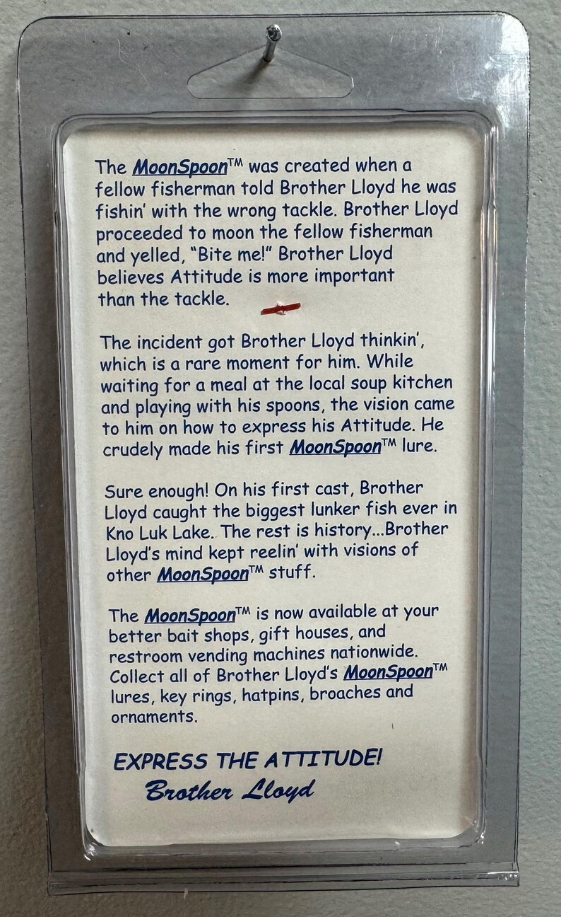 Puede incluir: Una tarjeta blanca con texto azul que describe el se&ntilde;uelo MoonSpoon, un se&ntilde;uelo de pesca creado por Brother Lloyd. La tarjeta presenta el texto "Express the Attitude! Brother Lloyd" en la parte inferior.