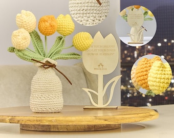 Ręcznie robiony na szydełku bukiet tulipanów z wazonem i drewnianym stojakiem – kwiaty robione na drutach, spersonalizowana kompozycja kwiatowa, wyjątkowy prezent do domu