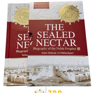 Op de afbeelding: Twee boeken met schuifdozen. De boekomslagen zijn bordeauxrood met gouden accenten en de titel "THE SEALED NECTAR" in grote witte letters. Het boek is een biografie van de Edele Profeet. De tekst "Premium Quality Book with Slip Case" staat bovenaan.