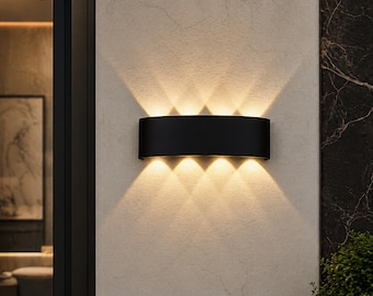 Moderna applique a LED impermeabile con elegante illuminazione verso l'alto e verso il basso per spazi esterni.