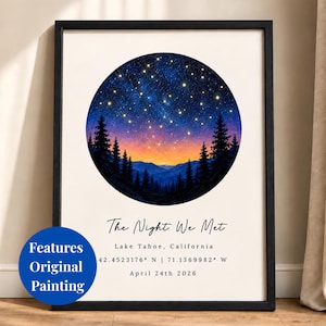Könnte beinhalten: Ein gerahmter Druck mit einer kreisförmigen Illustration eines Sternenhimmels über einer Bergkette mit Kiefern. Unter dem Kreis steht der Text: The Night We Met, Lake Tahoe, California, 42.4523176 N | 71.1369982 W, April 24th 2026.