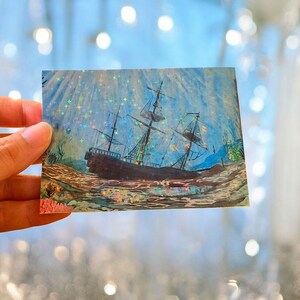 Shipwreck Kartenaufkleber - Holografischer Postkartendruck eines Originalgemäldes eines versunkenen Schiffes. Geschenk für Meeresliebhaber, Entdecker & Sea Souls.