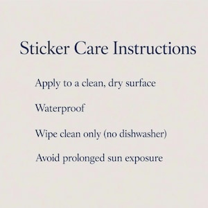 K&ouml;nnte beinhalten: Eine helle Informationskarte mit dunkelblauem Text unter der &Uuml;berschrift Sticker Care Instructions. Der Text lautet: Apply to a clean, dry surface, Waterproof, Wipe clean only (no dishwasher) und Avoid prolonged sun exposure.