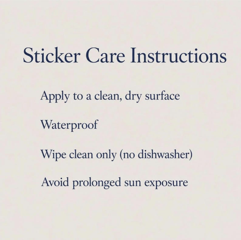K&ouml;nnte beinhalten: Eine helle Informationskarte mit dunkelblauem Text unter der &Uuml;berschrift Sticker Care Instructions. Der Text lautet: Apply to a clean, dry surface, Waterproof, Wipe clean only (no dishwasher) und Avoid prolonged sun exposure.