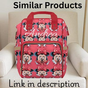 Puede incluir: Mochila roja y negra con tem&aacute;tica de Minnie Mouse con el nombre "Andrea" bordado en la parte delantera.