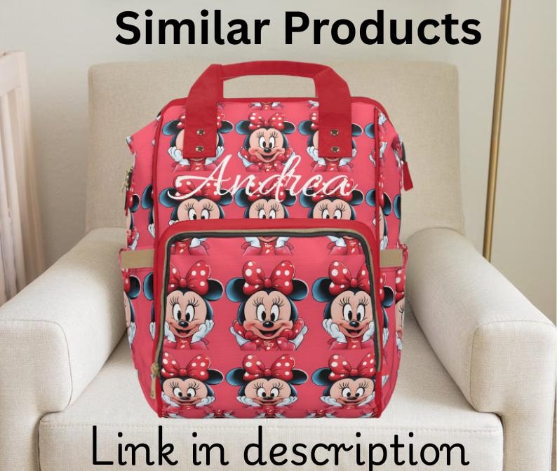 Puede incluir: Mochila roja y negra con tem&aacute;tica de Minnie Mouse con el nombre "Andrea" bordado en la parte delantera.