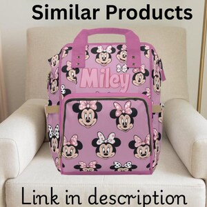 Puede incluir: Mochila rosa con dise&ntilde;o de Minnie Mouse y el nombre "Miley" impreso en la parte delantera. La mochila tiene un compartimento principal grande y un bolsillo frontal m&aacute;s peque&ntilde;o.