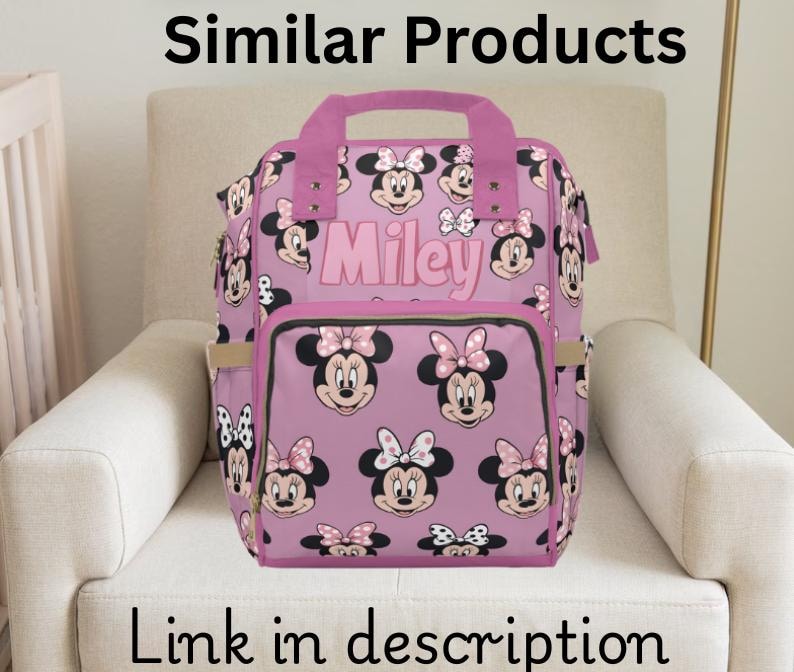 Puede incluir: Mochila rosa con dise&ntilde;o de Minnie Mouse y el nombre "Miley" impreso en la parte delantera. La mochila tiene un compartimento principal grande y un bolsillo frontal m&aacute;s peque&ntilde;o.