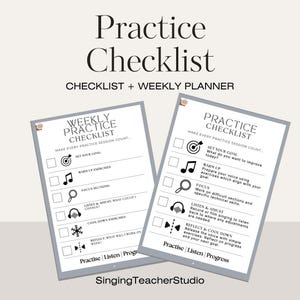 Puede incluir: Dos hojas blancas de lista de control de práctica con bordes grises. El texto dice Practice Checklist, Weekly Practice Checklist y SingingTeacherStudio. Los iconos incluyen un objetivo, nota musical, lupa, auriculares, copo de nieve y flechas.