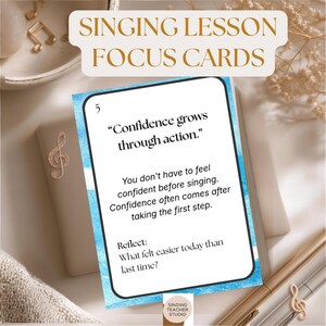 Op de afbeelding: Een rechthoekige focuskaart met een blauwe aquarelrand en zwarte tekst die luidt: 5, Confidence grows through action. You don't have to feel confident before singing. Confidence often comes after taking the first step. Reflect: What felt easier today than last time?