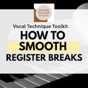 Op de afbeelding: Een rechthoekige afbeelding met een witte achtergrond met de tekst Singing Teacher Studio, Vocal Technique Toolkit en HOW TO SMOOTH REGISTER BREAKS in zwart en geel. De achtergrond toont een wazig zwart-wit pianoklavier.