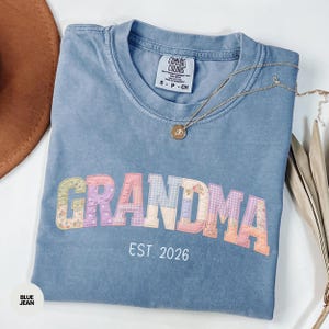 Personlig mormorsskjorta est. 2026 Comfort Colors® Patchwork-namnskjorta, personlig Mimi Nana Gigi-present till nyblivna mormor graviditetsavslöjningsidé