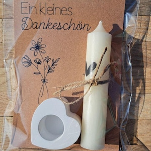 Tarjeta de felicitación con vela y portavelas.