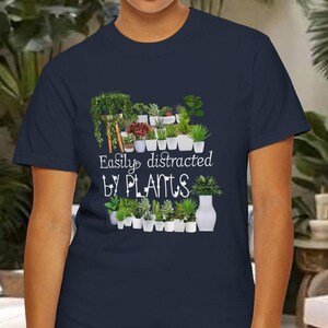 Camiseta unisex con estampado de letras "Fácilmente distraído por las plantas", siempre verde, camiseta para amantes de las plantas, amantes de las flores, ropa para todas las estaciones.