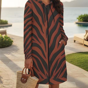 Peut inclure: Panneau en bois fait &agrave; la main avec le mot "Welcome" &eacute;crit dans une police fantaisiste. Le panneau est peint en blanc avec une finition vieillie et pr&eacute;sente un motif floral dans les tons de rose et de vert. Pour usage int&eacute;rieur ou ext&eacute;rieur.