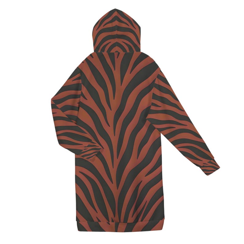 Peut inclure: Robe sweat &agrave; capuche avec un motif z&eacute;br&eacute; marron et noir. La robe &agrave; manches longues a une capuche et une coupe d&eacute;contract&eacute;e. L'imprim&eacute; z&eacute;br&eacute; recouvre toute la robe, y compris la capuche et les manches.