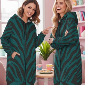 Peut inclure: Ensemble de trois mugs en c&eacute;ramique avec une finition mate et mouchet&eacute;e. Les mugs sont de couleur cr&egrave;me, gris clair et gris fonc&eacute;. Design simple et minimaliste, pour caf&eacute; ou th&eacute;.