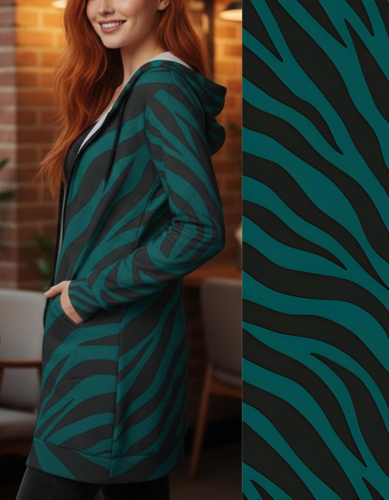 Peut inclure: Une longue veste &agrave; capuche avec un motif z&eacute;br&eacute; teal et noir. La veste a une fermeture &eacute;clair et des poches. Le mod&egrave;le porte un t-shirt blanc en dessous. La veste est faite d'une mati&egrave;re douce et confortable.