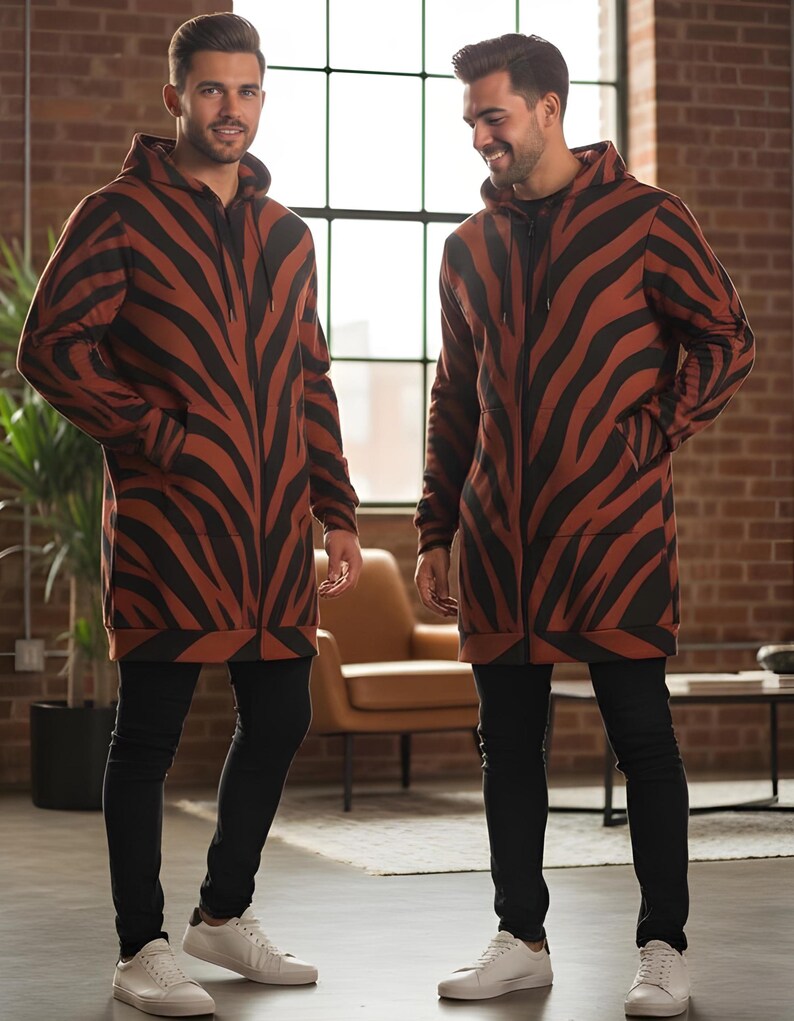 Peut inclure: Une tasse en c&eacute;ramique blanche avec une anse noire et le texte "But First, Coffee" en gras noir. La tasse est pos&eacute;e sur un fond flou, soulignant son design &eacute;pur&eacute;.