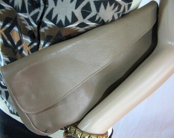 70s Tan LEATHER CLUTCH