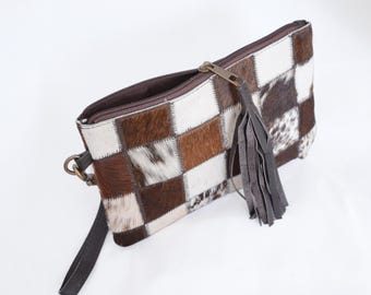 Bolso de mano de piel de vacuno con pelo de retazos y borla