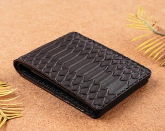 Portefeuille en cuir gaufré effet serpent anthracite, portefeuille mince à deux volets fait main pour hommes, portefeuille texturé de luxe, portefeuille en cuir minimaliste, cadeau de Noël pour lui