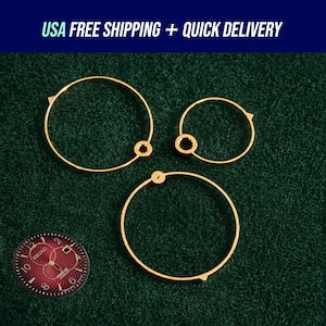 Puede incluir: Tres piezas de reloj doradas, que incluyen anillos circulares y una esfera. Los anillos tienen pequeños puntos de fijación. La esfera es roja con números blancos y la marca "SEIKO". El texto "USA FREE SHIPPING + QUICK DELIVERY" está en la parte superior.