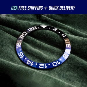 Pode incluir: Uma luneta de relógio azul e preta com algarismos brancos. A luneta tem um esquema de cores gradiente, que vai do preto ao azul. O texto "USA FREE SHIPPING + QUICK DELIVERY" está no topo.