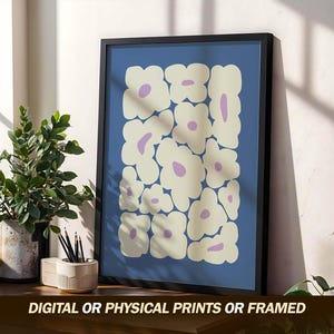 Póster floral moderno, estampado floral retro de los años 70, arte en tonos crema y lavanda, decoración de pared veraniega, estilo bohemio y psicodélico.