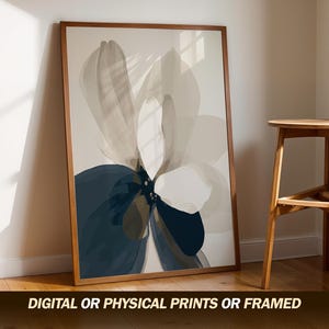 Pôster Floral Abstrato, Arte Minimalista Neutra, Decoração de Parede com Flores Modernas, Design Elegante em Bege e Azul Marinho, Estampa Botânica Contemporânea