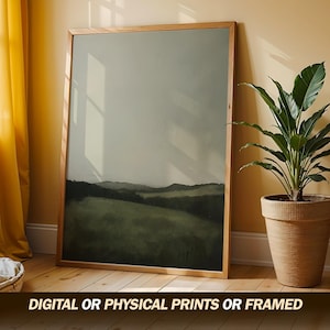 Póster de paisaje minimalista, arte mural de naturaleza serena, impresión de campo verde neutro, decoración rural moderna, obra de arte tranquila y terrosa.