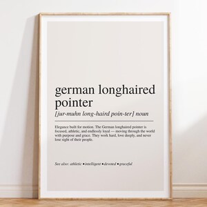 Könnte beinhalten: Ein gerahmter Druck mit dem Text "german longhaired pointer" in schwarzer, serifenloser Schrift. Die Definition enthält eine Aussprachehilfe und eine Beschreibung der Eigenschaften der Rasse, wie Eleganz und Loyalität. Der Druck befindet sich auf einem hellbeigen Hintergrund.
