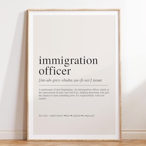 Op de afbeelding: Een ingelijste wandprint met een woordenboekdefinitie van de term immigration officer. De tekst bevat de fonetische uitspraak, de classificatie als zelfstandig naamwoord, een beschrijvende alinea en een lijst met verwante termen in zwarte inkt.