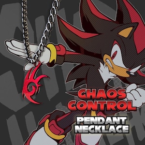Könnte beinhalten: Eine silberfarbene Metallkettenhalskette mit einem roten, stilisierten, flammenartigen Anhänger. Der Hintergrund zeigt eine grafische Illustration eines schwarzen und roten Igel-Charakters mit dem Text "CHAOS CONTROL PENDANT NECKLACE" in Fettdruck.