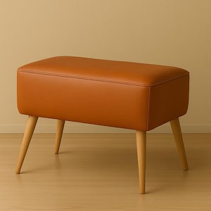 Puede incluir: Un banco rectangular de cuero naranja con cuatro patas de madera. El banco está sobre un suelo de madera clara.