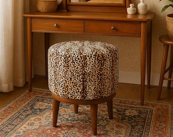 Ręcznie robiony puf z nadrukiem w panterkę: szykowny podnóżek