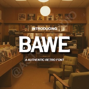 Puede incluir: Interior de una tienda de discos vintage con estanterías de madera llenas de vinilos. El texto "INTRODUCING BAWE A AUTHENTIC RETRO FONT" se muestra de forma destacada. Dos sillones verdes en primer plano.
