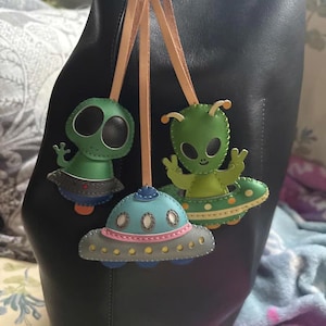 Charm de sac collection Univers, breloque de sac végétalien en microfibre, breloque porte-clés cousu main, modèles uniques, cadeau pour elle