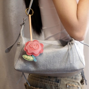 Llavero con flor de tulipán, dije para bolso hecho a mano, llavero de regalo, dije para bolso de colección de flores, regalo para ella
