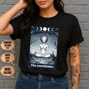 Camiseta con diseño de cartas del tarot, colores cómodos, academia oscura, espiritual, pensador excesivo, inspirada en el tarot, regalo divertido, mente ansiosa, fases lunares, ambiente de bruja.