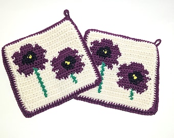 Presine a forma di papavero viola: decorazioni floreali per la cucina, set di due all'uncinetto, presine all'uncinetto