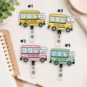 Può includere: Quattro portabadge con autobus a cartoni animati guidati da oche bianche. L'autobus giallo dice CHAOS CRUISER con Hop in, bestie!, l'autobus giallo TEACHER TAXI con Running on caffeine!, l'autobus rosa HOT MESS BUS con Buckle up, bestie! e l'autobus verde BESTIE BUS con Let's roll!