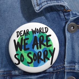 Pode incluir: Uma placa de madeira rústica com o texto "Welcome to our home" em letras brancas. A placa apresenta um acabamento desgastado e um design simples e convidativo, perfeito para uma varanda ou entrada.