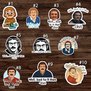 以下が含まれることがあります： メガネと口ひげの男性のイラストが描かれた10枚のステッカーのコレクション。各ステッカーには、さまざまなフォントとデザインで「Well... back to it then - Chit」というフレーズが記載されています。ステッカーは木製の表面にあります。