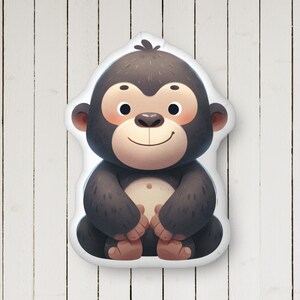 Può includere: Un giocattolo di peluche a forma di gorilla dei cartoni animati. Il gorilla è seduto con le braccia incrociate e ha un grande sorriso sul viso. Il giocattolo è marrone e nero e ha uno sfondo bianco.