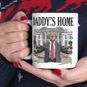 Taza &quot;Papá en casa&quot;, taza de la Casa Blanca de Trump, presidente Trump 4547, taza de regalo político MAGA para ella, regalo moderno de Trump para él, regalo de Trump 2025